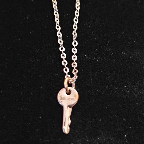 Mini Key Necklace 9-inch chain THE GIVING KEYS NECKLACE - Picture 8 of 10